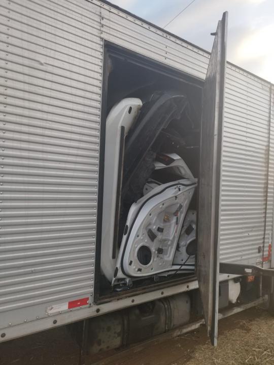 Foto 2 de 3 — Caminhoneiro é preso com caminhão cheio de peças de carros furtadas e roubadas em Araraquara